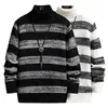 черно-белый полосатый свитер