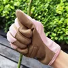 ガーデニングガーデングローブ女性作品カット耐性革ワーキングヤード雑草掘りピンクの女性の手
