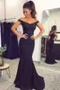 2021 Abiti da ballo a sirena blu navy con spalle scoperte in raso con paillettes in rilievo Applique in pizzo Sweep Train Zipper Back Abiti da sera lunghi da sera