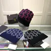 Casual Men Women Knitted Beanie Höst Vinter Wool Cap Brev Skriv ut Skull Kepsar Med Taggar Par Designer Varm Hat Present