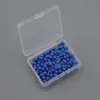 Groothandel 200 stks / doos = 1 set bureauaccessoires 6x17mm kleine kaarten duwen pinnen Kaart Duimkopspijkers, Standaard pin Plastic hoofd met stalen punt 15 kleuren