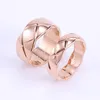 Moda oro lettera amore anelli bague per signora titanio acciaio inossidabile donna c ananas plaid rosa placcato 18 ct coppia039s con7389265