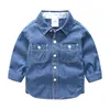 春秋2 3 4 6 8 10 12年の子供のターンダウンカラー長袖ポケットデニム青い綿のシャツのための赤ちゃん子供男の子210529