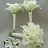 装飾的な花の花輪2pcリアルタッチ人工結婚式の花嫁の花束カラリリーとホームパーティーの装飾のための葉の偽物