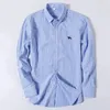 男の長袖カジュアルドレスシャツの男性のための6xl新しい綿のオックスフォードのメンズシャツのポケットボタンの社会的な衣服なしで刺繍