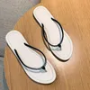 Slippers Женские шлепанцы лето за пределами страза Сандалии Сандалии Узкая полоса скольжения корейская мода без скольжения.