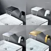robinets de lavabo à cascade murale