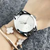 ساعات العلامة التجارية للنساء Girl Letters Style Metal Steel Band مع شعار فاخر Kor Quartz Wrist Watch M 56