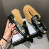 2021 Designer Äkta Läder Loafers Fur Furry Skor Luxury Buckle Slipper Mode Kvinnor Tofflor Casual Höst Vinter Mules Flats Nya Loafer Slip-On Broderi