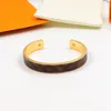 Brazaletes abiertos de cuero de lujo Pulseras Diseñador Letras Pulsera con dijes Europa América Brazalete Pareja Joyería