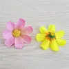 Ghirlande di fiori decorativi 50pc Multicolor Daisy Head Flower Mini seta artificiale per banchetti di nozze Festa di fidanzamento Decorazione domestica fai da te