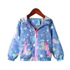 Wiosenna kurtka dla dziewcząt Płaszcze z kapturem jednorożec Rainbow Wzór Baby Odzież Odzież Kids Windbreaker Jesienne Kurtki 211204