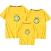 Familie look matching outfits t-shirt kleding moeder vader zoon dochter kinderen baby zomer citroendruk 210521