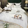 Luxuriöses weißes Satin-Seiden-Baumwoll-Ritterpferd-Stickerei-Bettwäsche-Set, doppelter Bettbezug, Bettwäsche, Spannbetttuch, Kissenbezüge 210615