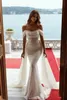 Glitzernde Pailletten-Meerjungfrau-Brautkleider, elegante schulterfreie Falten, arabisches Dubai-Luxus-Brautkleid mit abnehmbarem Sweep Tra8161577