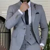 Senaste Designs Grey Mens Suit 3 Piece Slim Fit Prom Bröllop Brudgum Tuxedo Business Male Fashion Jacket Vest med byxor 2021 x0909
