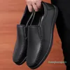 جلد طبيعي الرجال عارضة الأحذية الفاخرة العلامة التجارية الرسمي رجل المتسكعون تنفس الانزلاق على الذكور القيادة الأسود 22044
