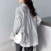 春の秋の縞模様の女性のシャツトップスターンダウン襟のポケット長袖ホワイトブラウスカジュアルルースレディース12574 210521