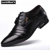 LuckMan hommes chaussures habillées en cuir PU mode hommes robe d'affaires mocassins pointus chaussures noires Oxford respirant chaussures de mariage formelles H1125