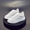 2023 Najwyższej jakości męskie damskie buty Chaussures Man Sneakers skórzana koronkowa platforma biała czarne mieszkania swobodne buty