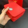 Om luxe vierkante rode boekjeskaart en papieren in Engelse horloges box originele binnenste buitenste heren polshorloge box3311051