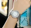 最新の到着豪華な女性の腕時計身振りの身廊ダイヤルワイドシルバーメッシュブレスレットウォッチレディースファッションウォッチクォーツ腕時計