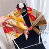 Partihandel 90cm kvadrate fashionabla fyra säsong silke halsduk för kvinnor mångsidig brev blomma stil västra mode sjal