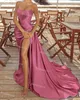 Wysoka szczelina Zielona Syrenka Suknia Seksowna Seksowna Bez Ramiączek Elastyczna Satyna Długa Formalna Prom Dresses 2021 Plised African Party Suknie Plus Rozmiar Robe de Soirée Femme