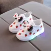 여자를위한 첫 번째 워커 신발 봄 가을 어린이 LED 가벼운 활 딸기 아기 캐주얼 빛나는 zapatos niña