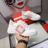 2022 Designer Mulheres Luxo Sapatos Casuais Low-top Low-top Sneaker Lady Calfskin Cristal Lace-Up Sapato Branco Estilo de Rua Moda Comfortale Acolhedor Com Caixa Tamanho 35-40
