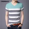 Coodrony Short Sleeve T Shirt Män Streetwear Fashion Striped Tops Casual V-Neck T-shirt Man Sommar bomull Tee Homme C5086s Y0323