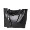 مصنع حقيبة المرأة 2021 جديدة أوروبية وأمريكية للأزياء الجلدية ذات السعة الكبرى للسيدات handbag304k