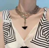 Collier de lettre de triangle de chaîne européenne et américaine Deux accessoires de robe de ceinture punk saut-il simple clavicule féminine 3566827