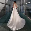 Sexy abito da sposa in raso semplice 2022 senza maniche con scollo a V Una linea posteriore Criss Cross Abito da sposa Vestido De Mariage