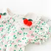 Urso Líder nascido Bebê Flores Bodysuits Casuais Moda Moda Meninas Verão Verão Cherry Romper Bebes Ruffles Jumpsuit 0-2 Anos 210708