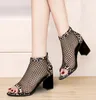 Kvinnors Peep Toe Sandaler Tjockklackade Hollow Fashion Leopard Print Woman Shoes Black Summer Mesh High Heels Sapatos de Mujer