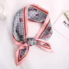 foulard en soie grise