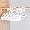 10 stks / partij Plastic Hangers Arc Shape Antislip Coat T-shirt Kleding Hanger Thuis Garderobe Badkamer Outdry Drying Racks White Pink 210318