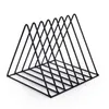 Ins Nordicシンプルな三角形の鉄の棚の棚のスペパと雑誌のCDリビングルームの学習保存装飾ZD 211112