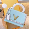 Designer-Damen-Umhängetaschen mit Buchstaben-Haspel, kontrastfarbene Handtaschen, stilvolle Taschen mit gedrehter Kette, 9 Farben, Taschen mit plissiertem Griff