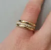 Huitan Classic Wedding Dames Ring Eenvoudige vingerringen met Midden-verharde CZ stenen ingetogen delicate vrouwelijke verlovingsjuwelen