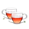 claires tasses de thé en verre