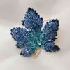 Vinterskog Inspiration Full Pave Crystal Blue Canadian Maple Leaf Broach Pins Pendant för Women Coat Sweater Cape Cloak Suit