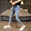 Moda all'ingrosso Trendy uomo primavera ed estate coreano piedi slim jeans uomo tendenza spirito ragazzo strappato pantaloni a matita buco 211103