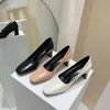 Moda Mulheres Bombas Redonda Toe Slip raso em grosso médio salto branco / rosa / preto elegante senhoras bombas sapatos de escritório Bombas de conforto 210513