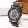 Armbandsur Luxry Brand Hollow Gravering Wristwatch för män Skelett Klocka Man Saat Kvinnor Quartz Business Fashion Leather Band Clock