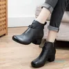 Stövlar Autumn och Winter Low Barrel Womens Short Boots Top Layer Cowhide Round Head Leather High Thick Heel Side Zipper Martin