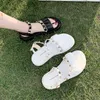 Sandali Donna Estate 2021 Design alla moda con rivetti Pieghe Tacco piatto tinta unita Comode scarpe da donna per il tempo libero sulla spiaggia di sabbia nera