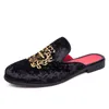 Män Half Luxury Royal Style Mules Slippers Velvet Broderi Loafers Fashion Casual Shoes