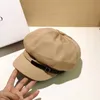 chapeau de béret brun